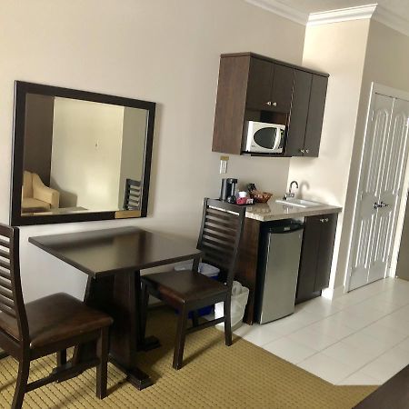 Ramada By Wyndham Cold Lake Ngoại thất bức ảnh