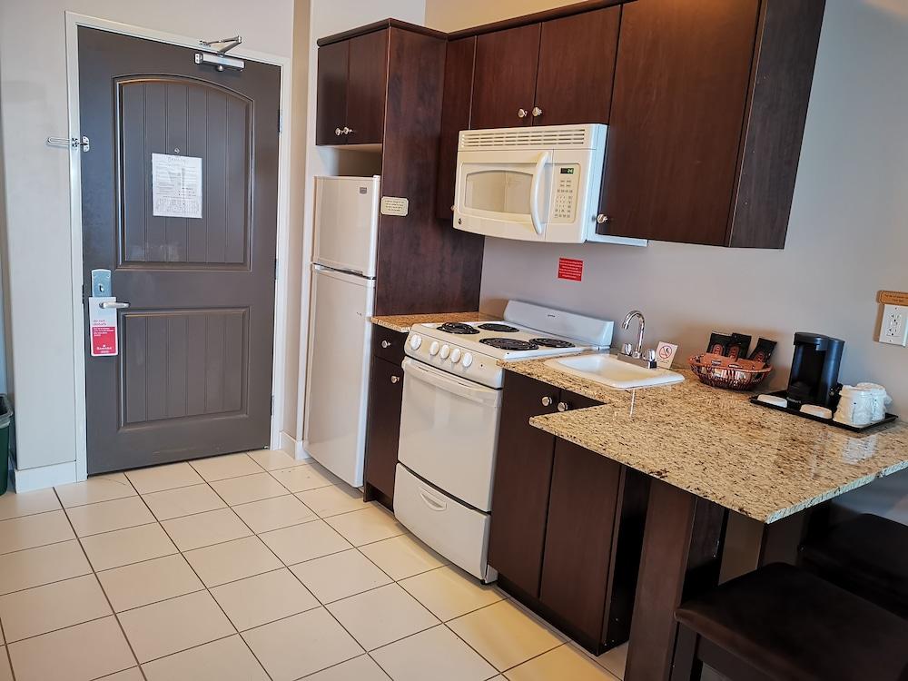 Ramada By Wyndham Cold Lake Ngoại thất bức ảnh