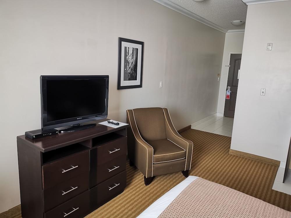 Ramada By Wyndham Cold Lake Ngoại thất bức ảnh