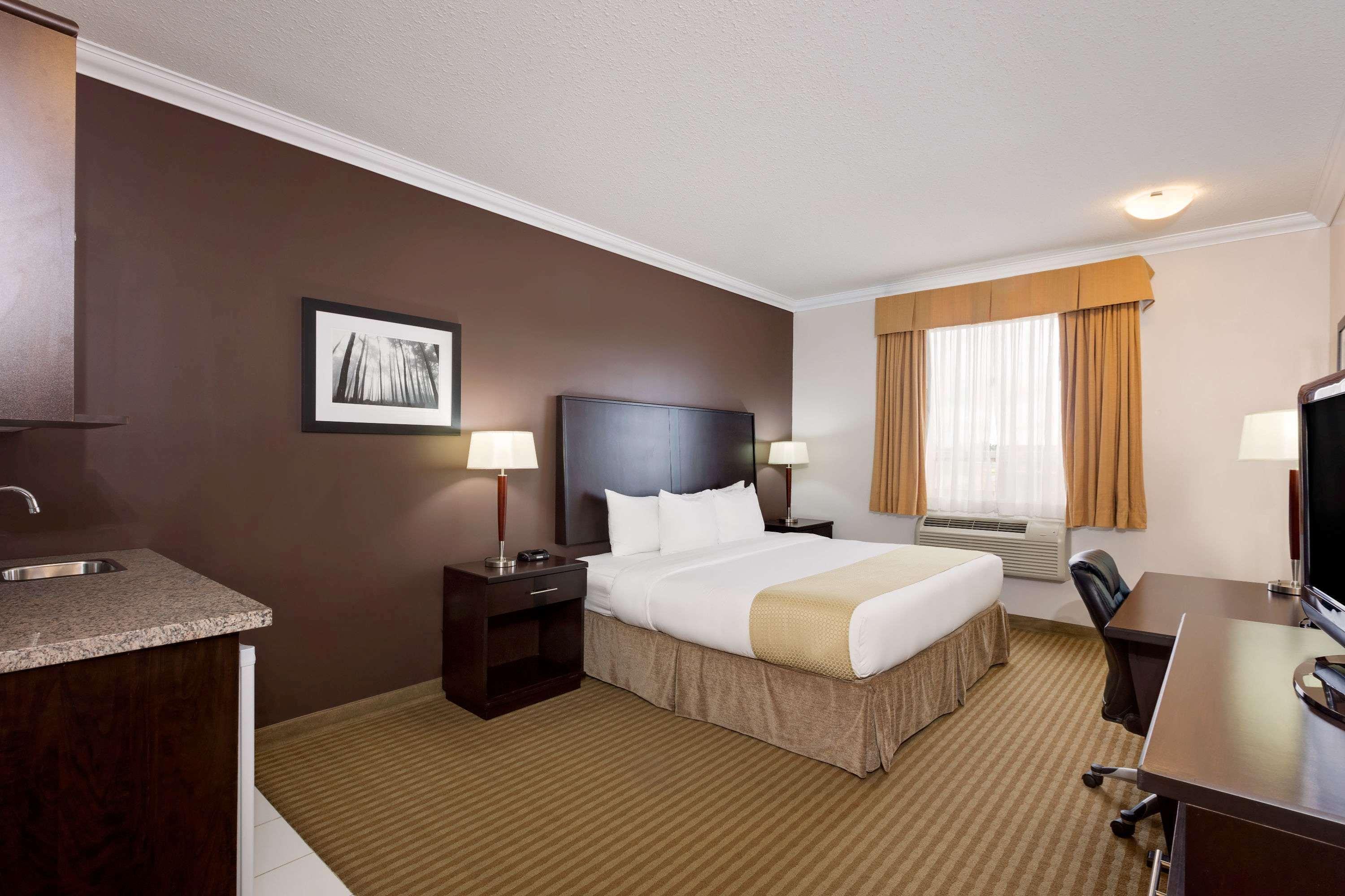 Ramada By Wyndham Cold Lake Ngoại thất bức ảnh