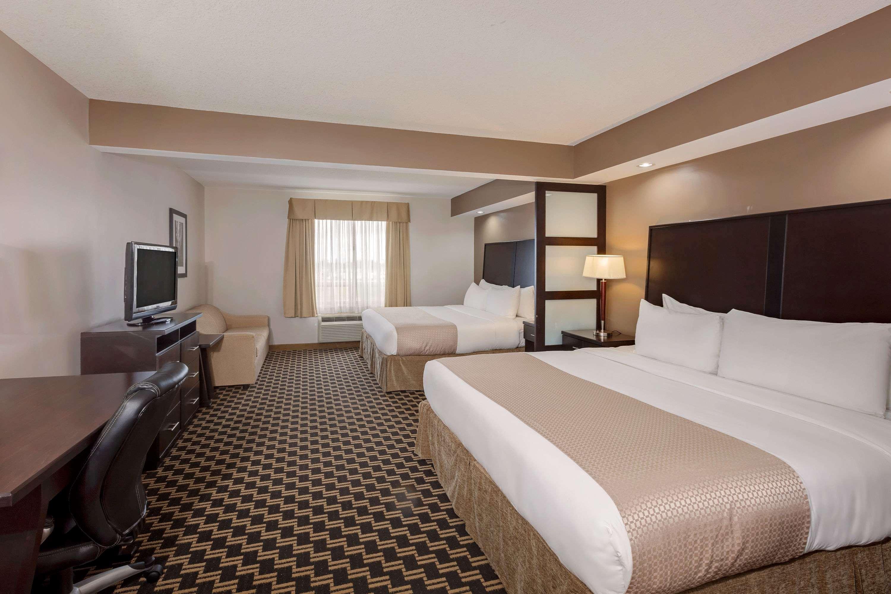 Ramada By Wyndham Cold Lake Ngoại thất bức ảnh