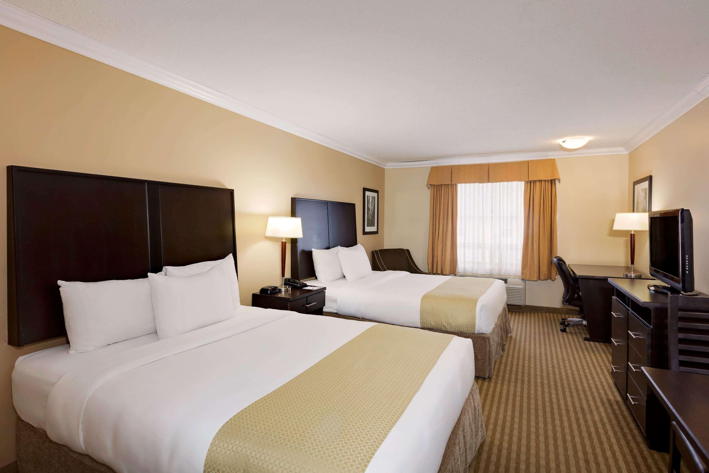 Ramada By Wyndham Cold Lake Ngoại thất bức ảnh
