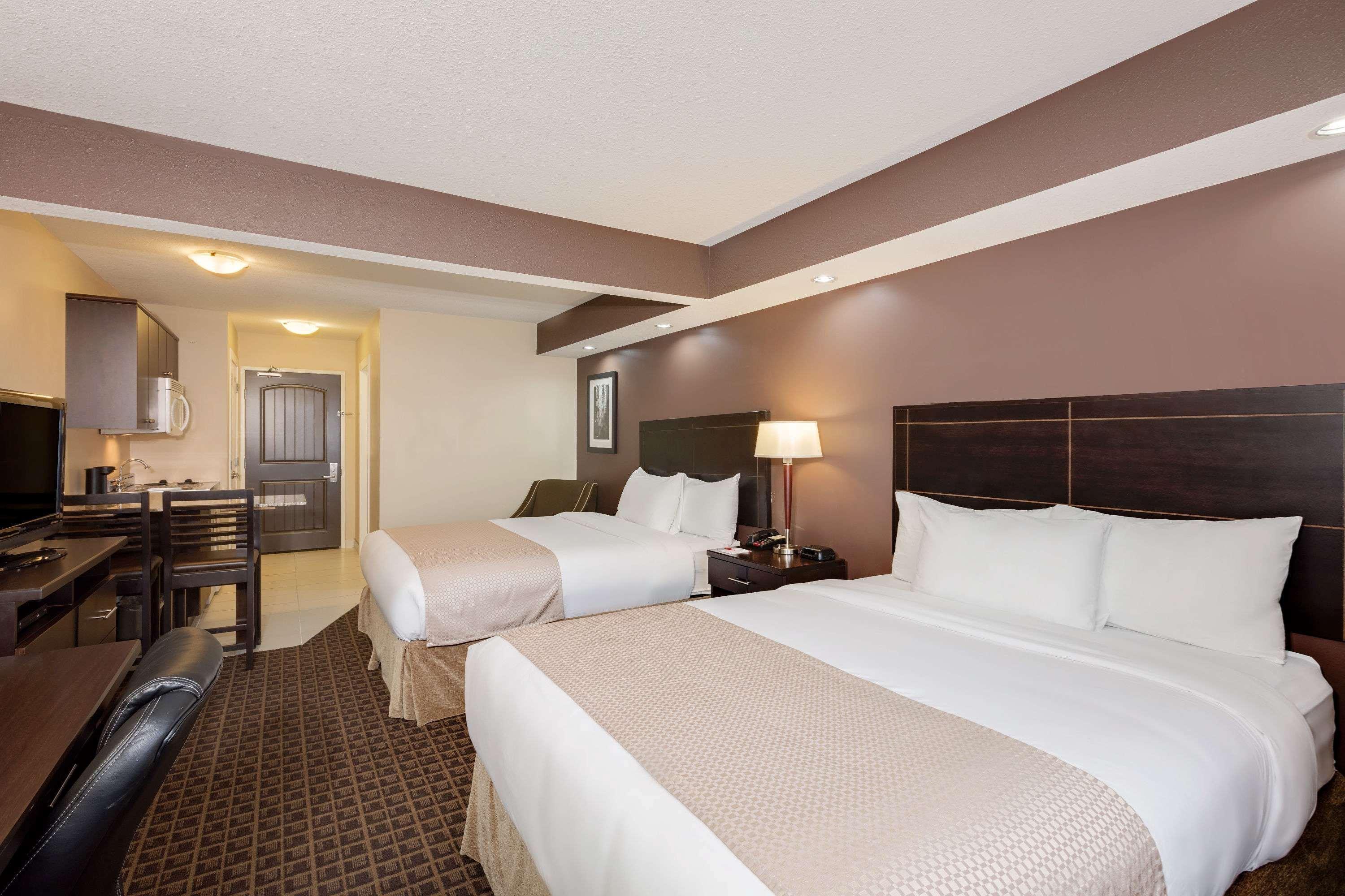 Ramada By Wyndham Cold Lake Ngoại thất bức ảnh