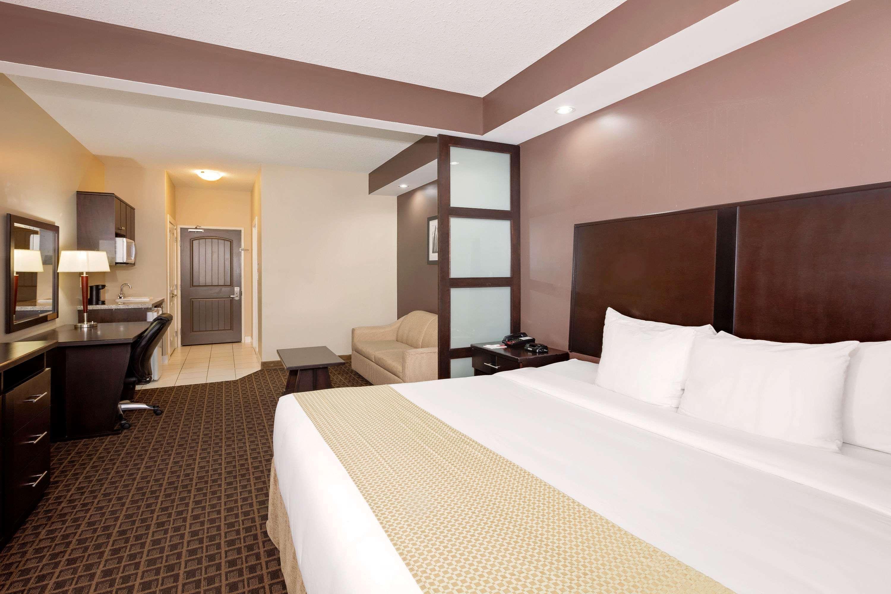 Ramada By Wyndham Cold Lake Ngoại thất bức ảnh