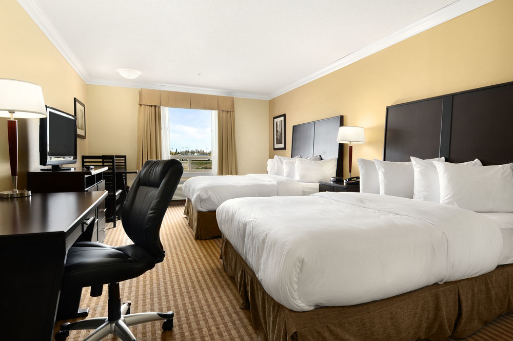 Ramada By Wyndham Cold Lake Ngoại thất bức ảnh