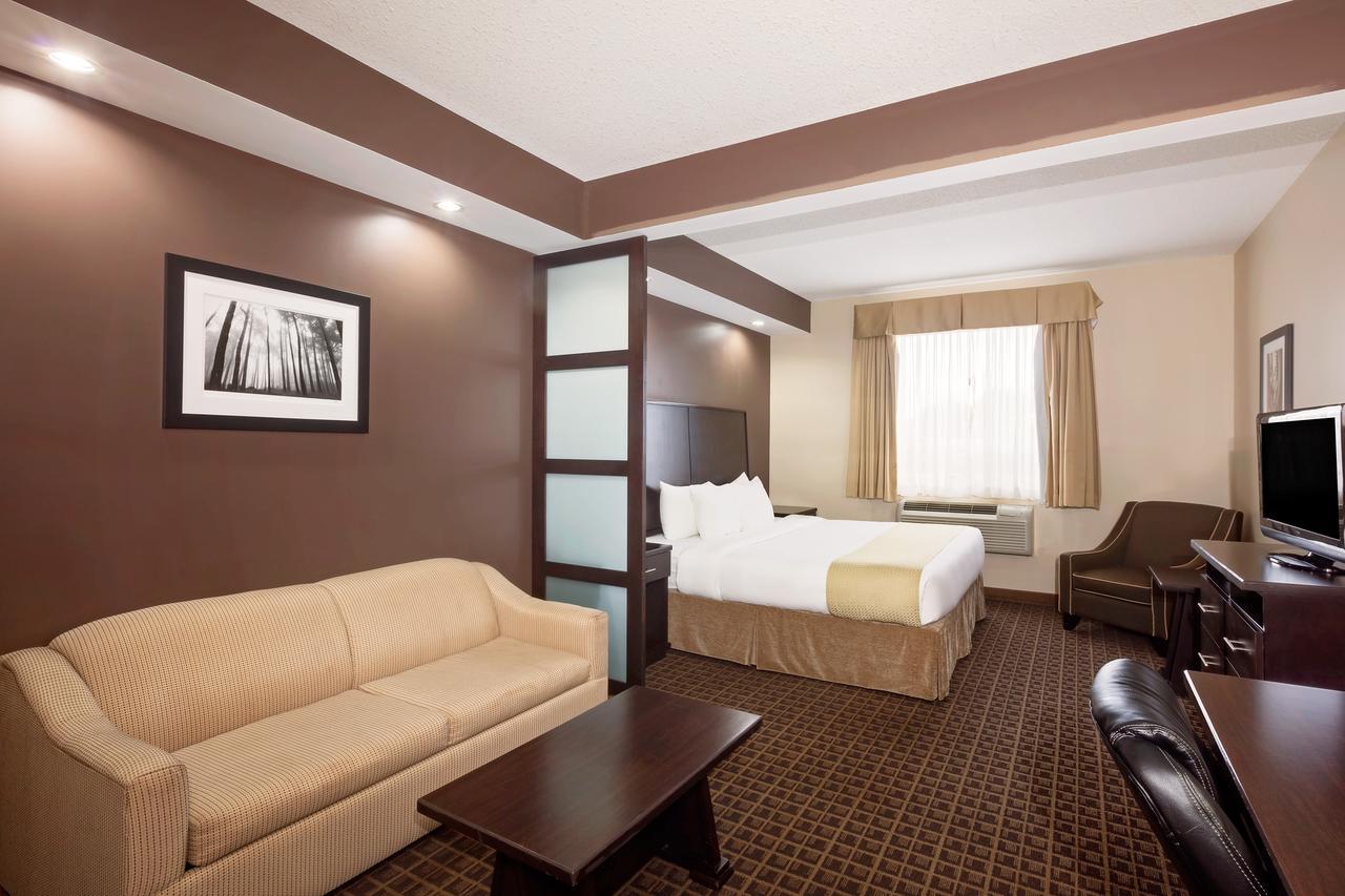 Ramada By Wyndham Cold Lake Ngoại thất bức ảnh