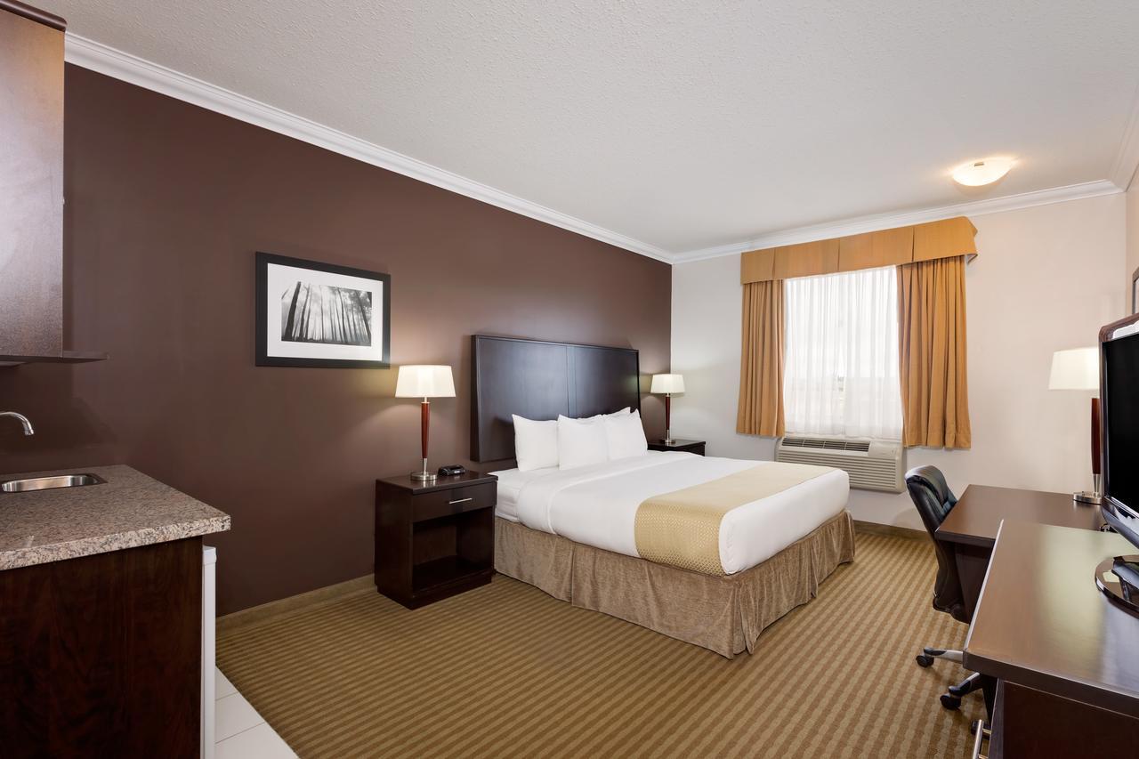 Ramada By Wyndham Cold Lake Ngoại thất bức ảnh
