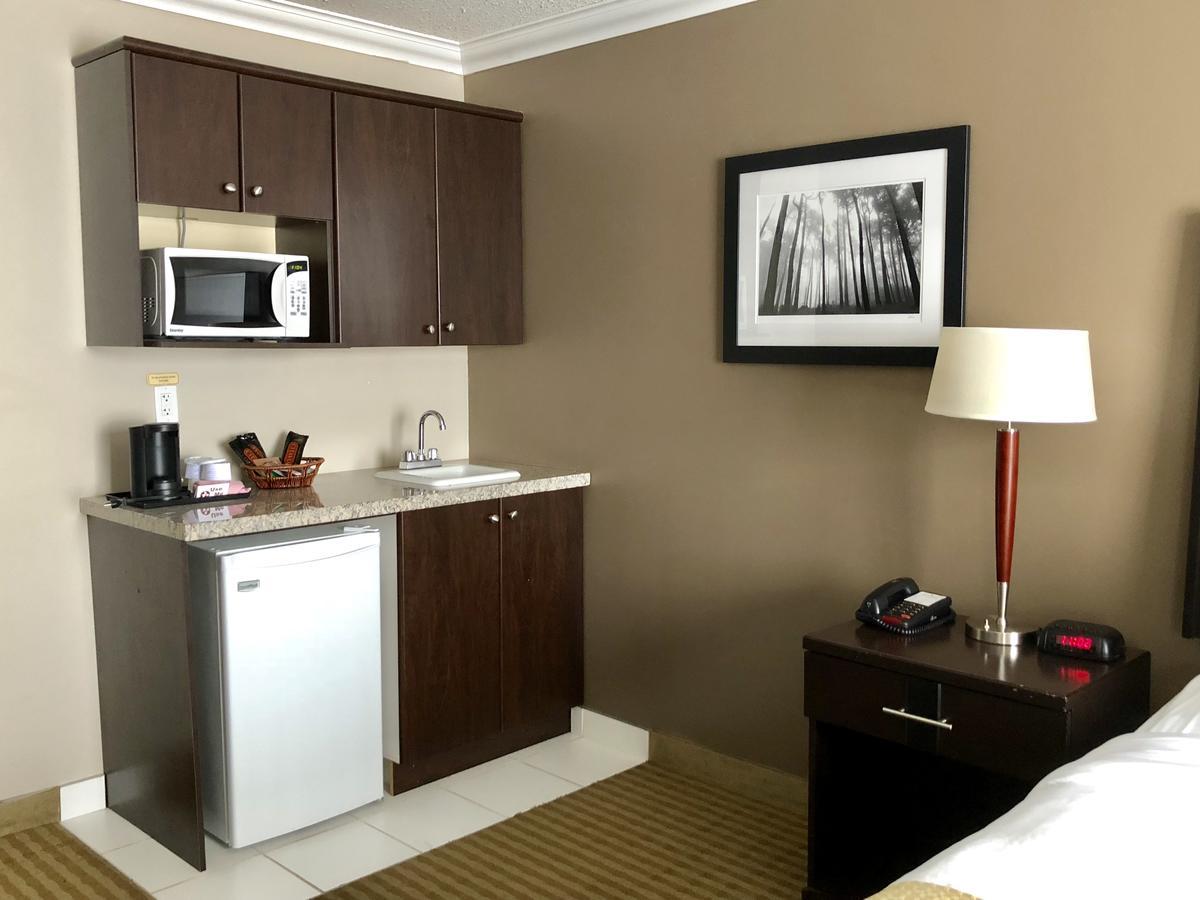 Ramada By Wyndham Cold Lake Ngoại thất bức ảnh