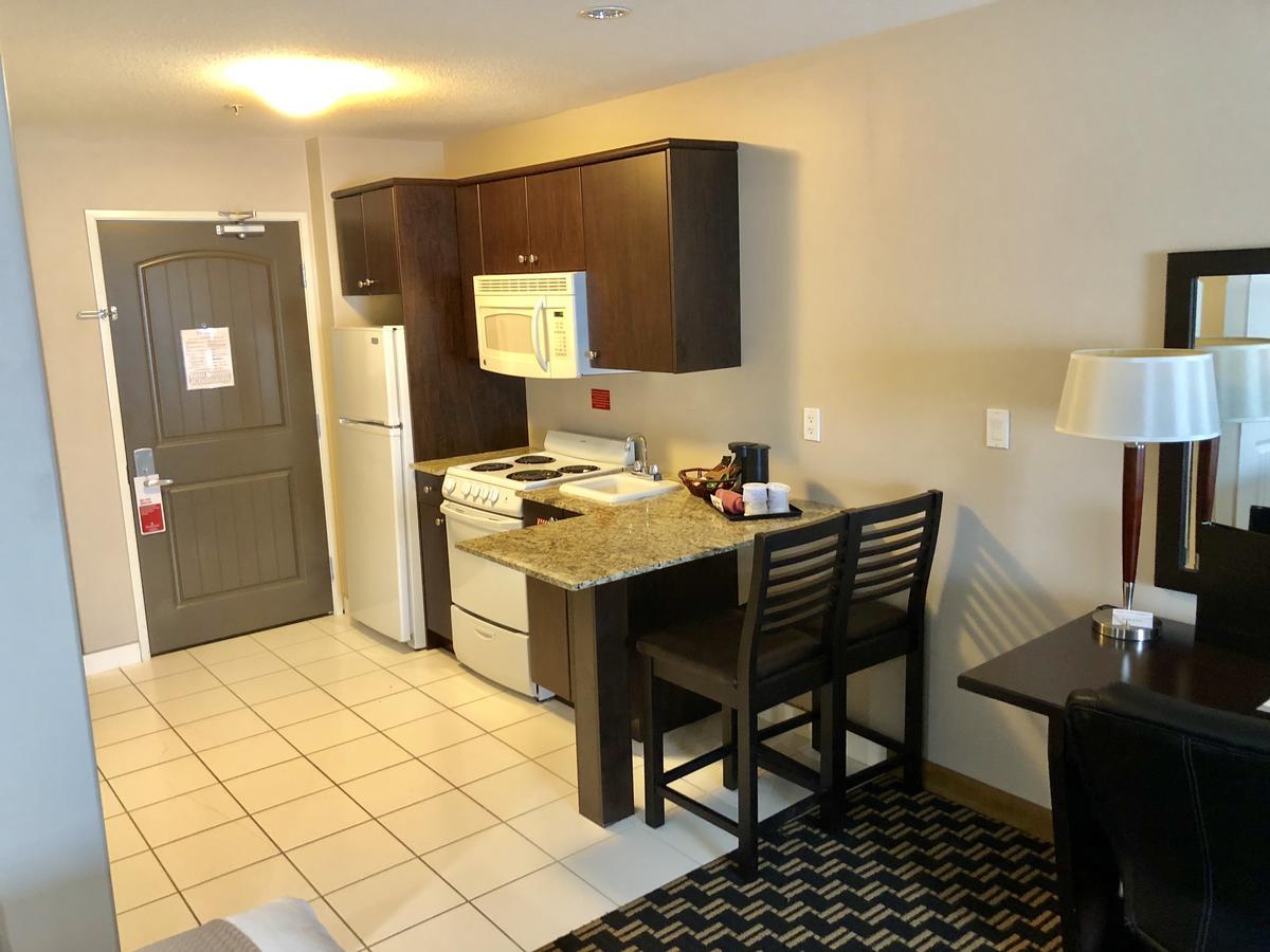 Ramada By Wyndham Cold Lake Ngoại thất bức ảnh