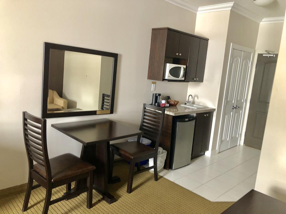 Ramada By Wyndham Cold Lake Ngoại thất bức ảnh