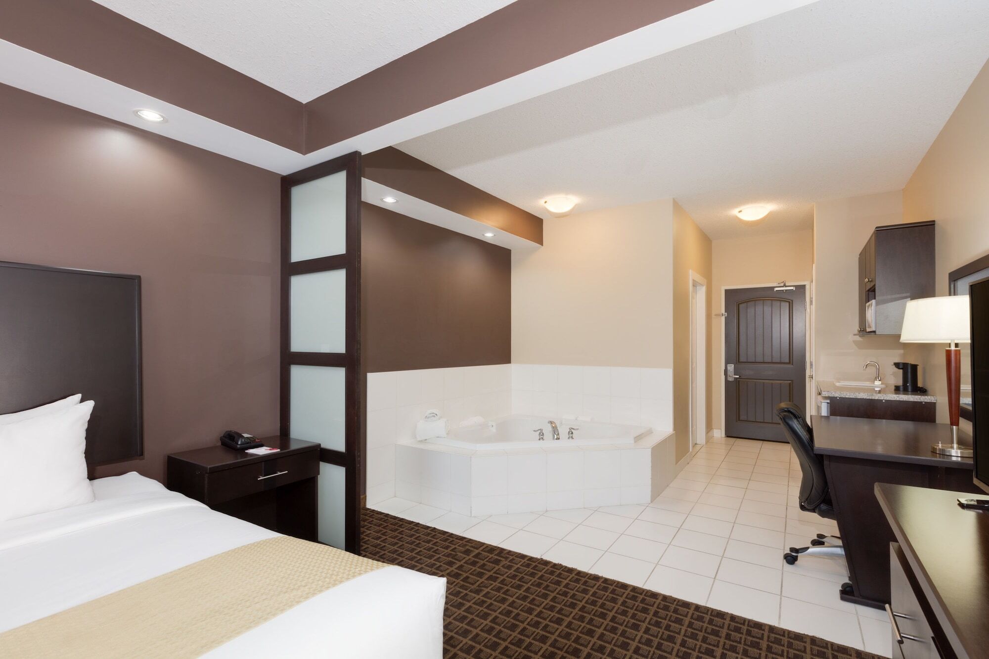 Ramada By Wyndham Cold Lake Ngoại thất bức ảnh
