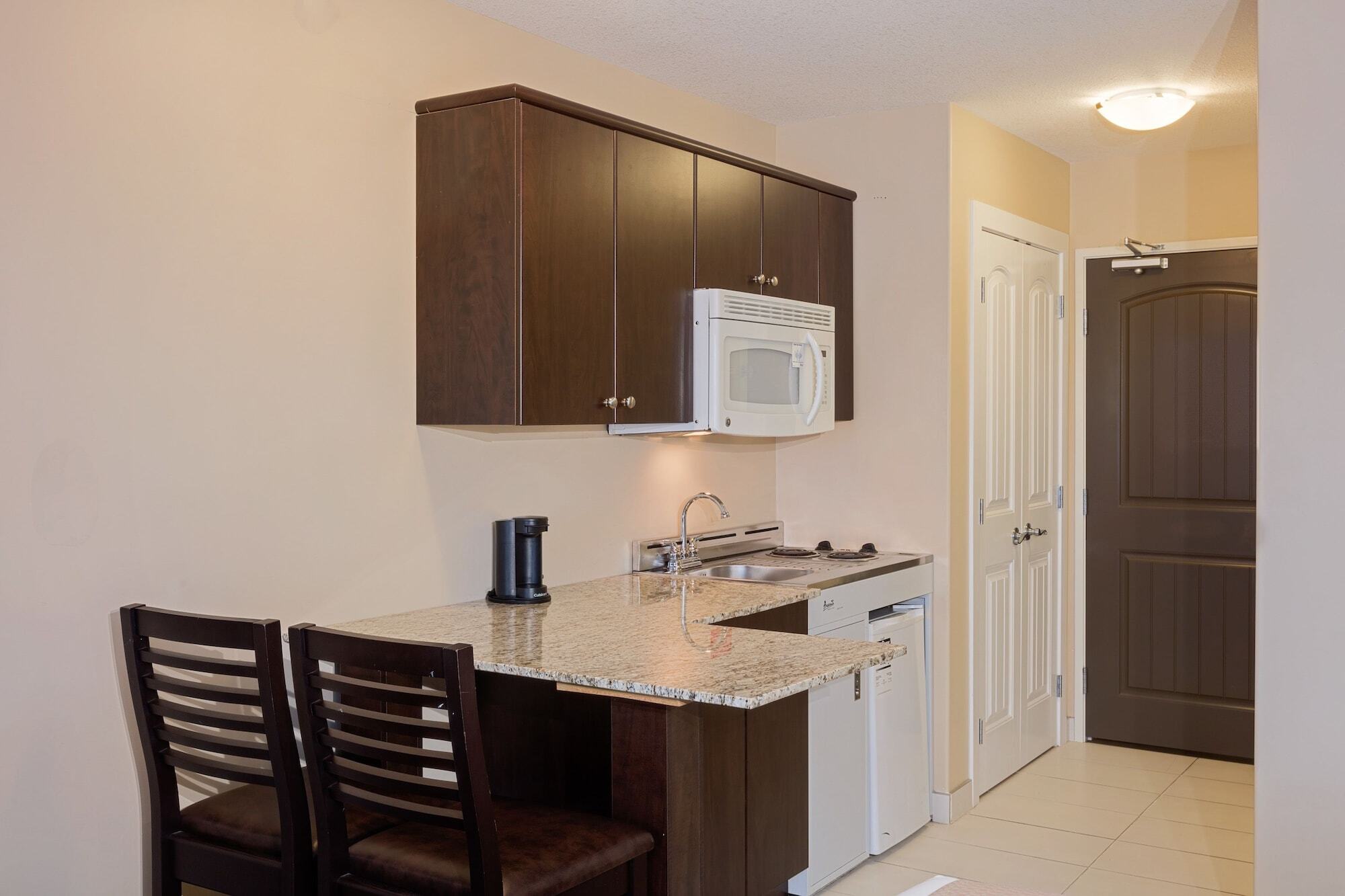 Ramada By Wyndham Cold Lake Ngoại thất bức ảnh