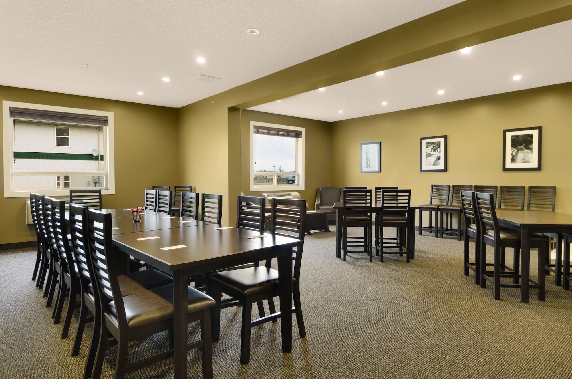 Ramada By Wyndham Cold Lake Ngoại thất bức ảnh