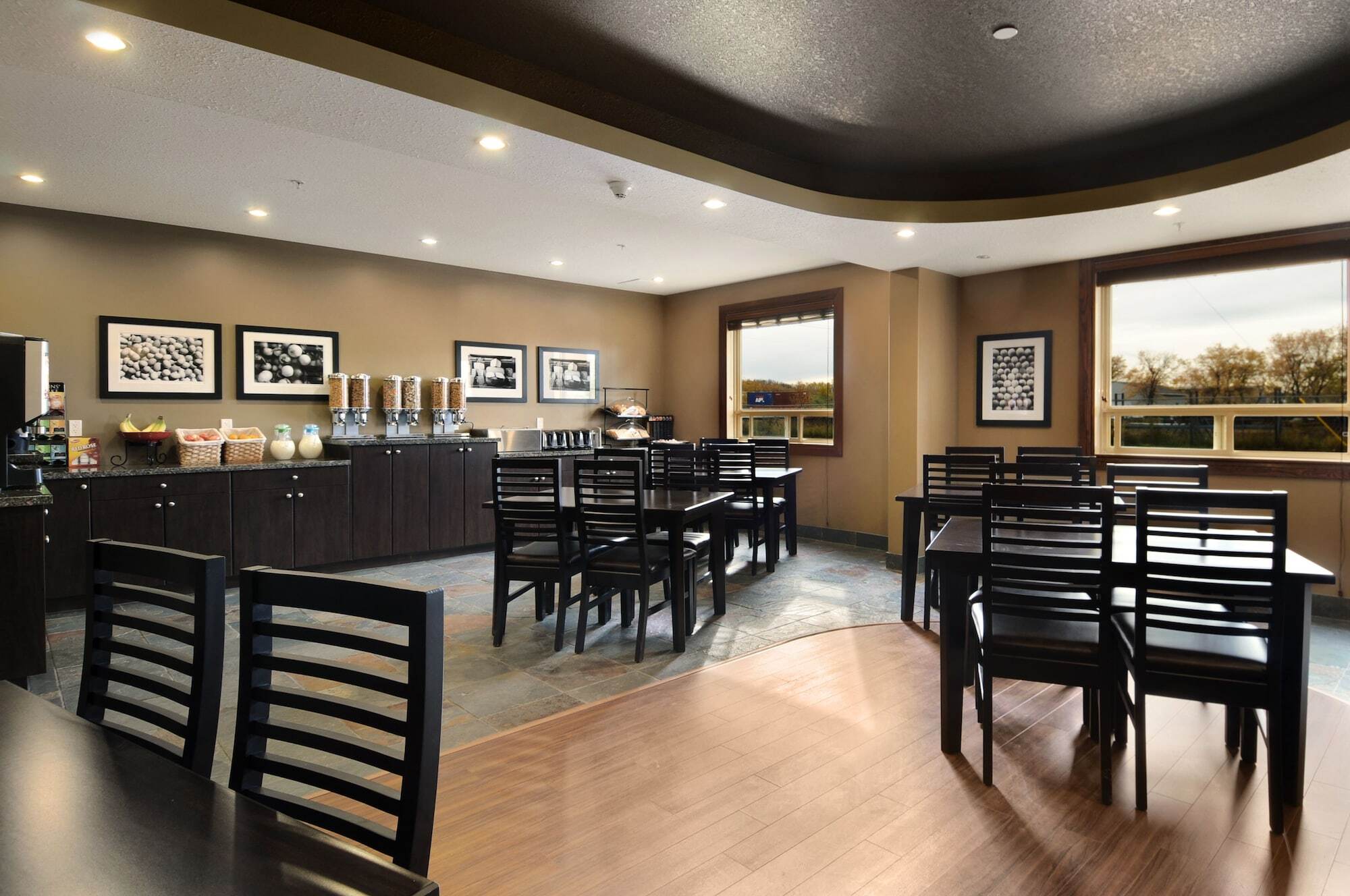 Ramada By Wyndham Cold Lake Ngoại thất bức ảnh
